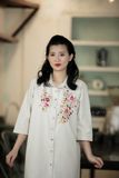  Đầm chemise lai bèo linen beige thêu tay Hoa Sim 