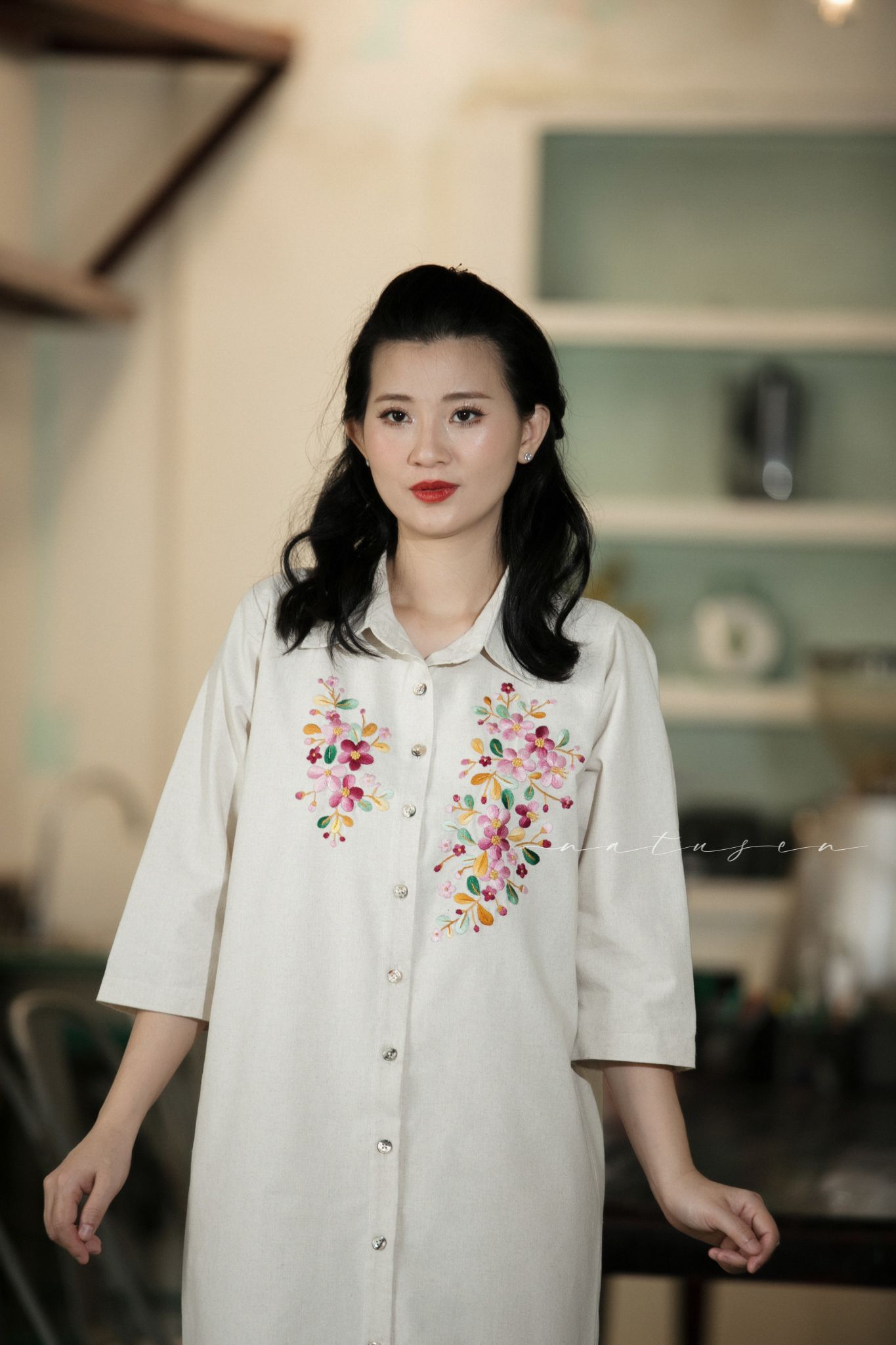  Đầm chemise lai bèo linen beige thêu tay Hoa Sim 