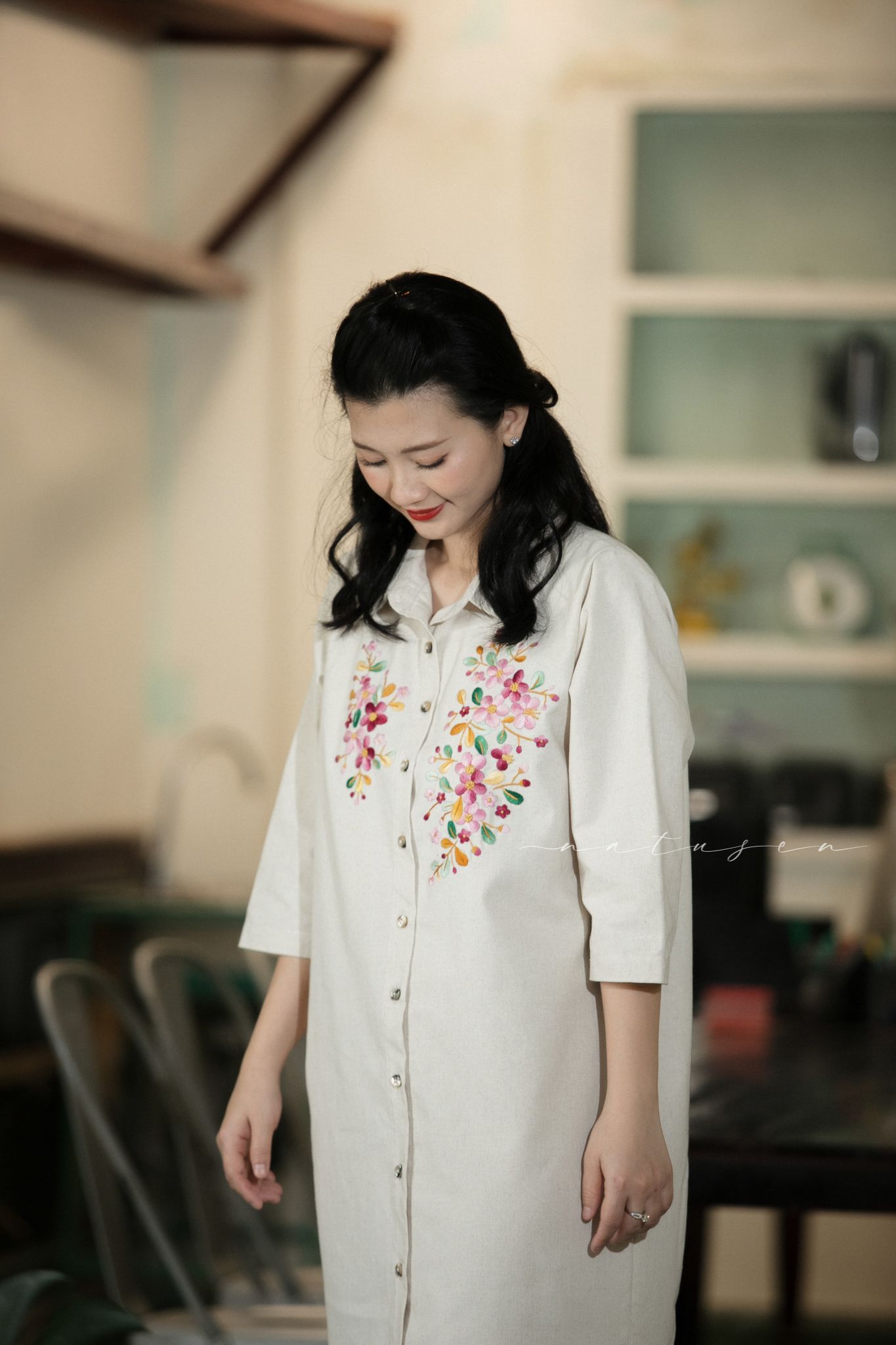  Đầm chemise lai bèo linen beige thêu tay Hoa Sim 
