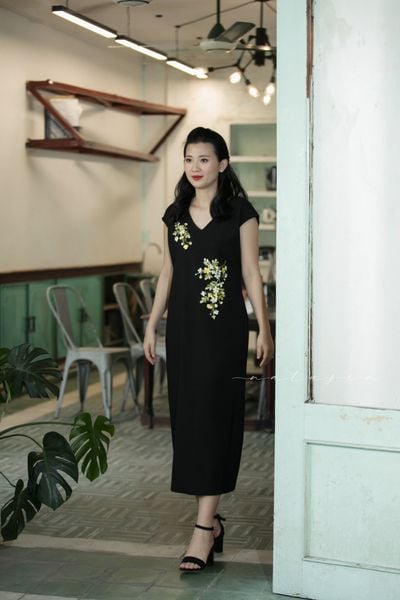  Đầm Sensi đen thêu tay hoa Điệp vàng 