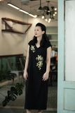  Đầm Sensi đen thêu tay hoa Điệp vàng 
