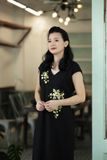  Đầm Sensi đen thêu tay hoa Điệp vàng 