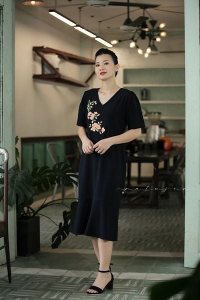  Đầm Astra xanh đen thêu tay Đăng Tiêu 