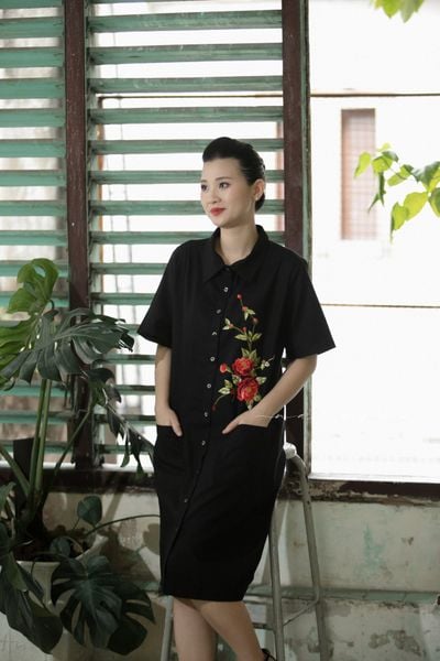  Đầm A đen thêu tay Xuân Trà 