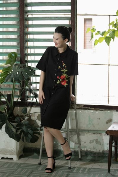  Đầm A đen thêu tay Xuân Trà 
