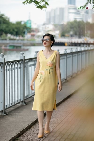  Đầm Vàng linen thêu tay Cẩm Tú SALE 