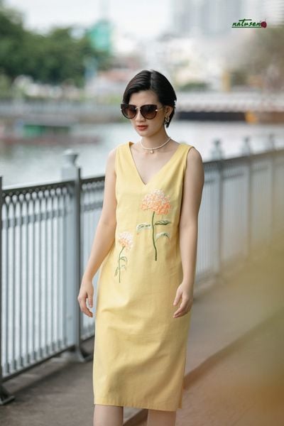  Đầm Vàng linen thêu tay Cẩm Tú SALE 