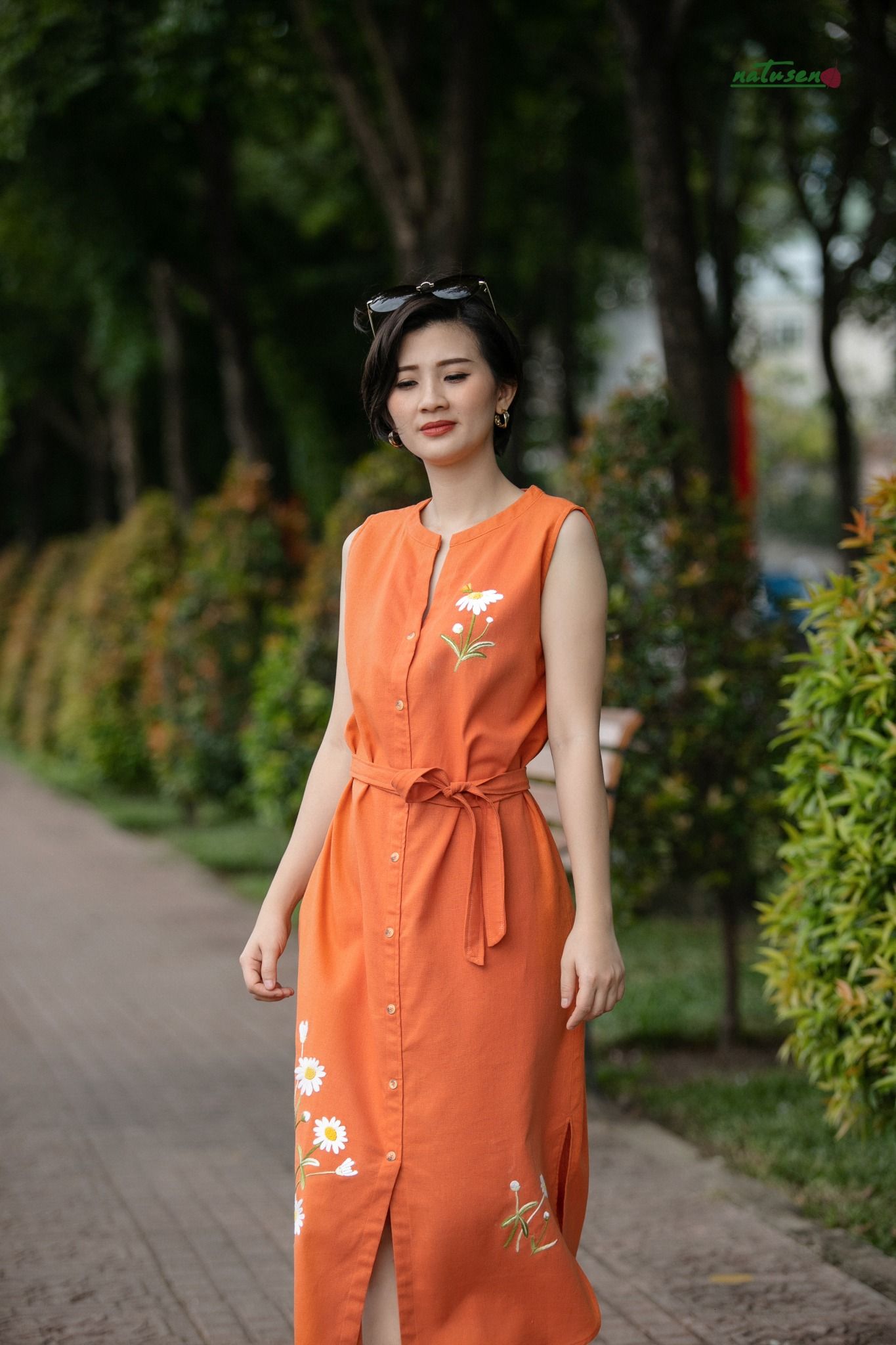  Đầm Cam linen thêu tay Cúc Magarite 