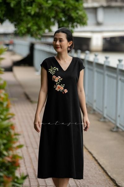  Đầm đen linen thêu tay Hoa Đăng Tiêu 