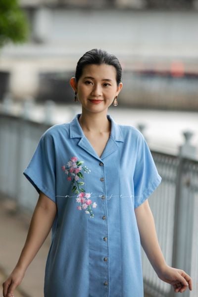  Đầm vest xanh biển linen thêu tay Sử Quân Tử 