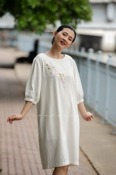  Đầm Kem linen thêu tay Hoa Tigon 