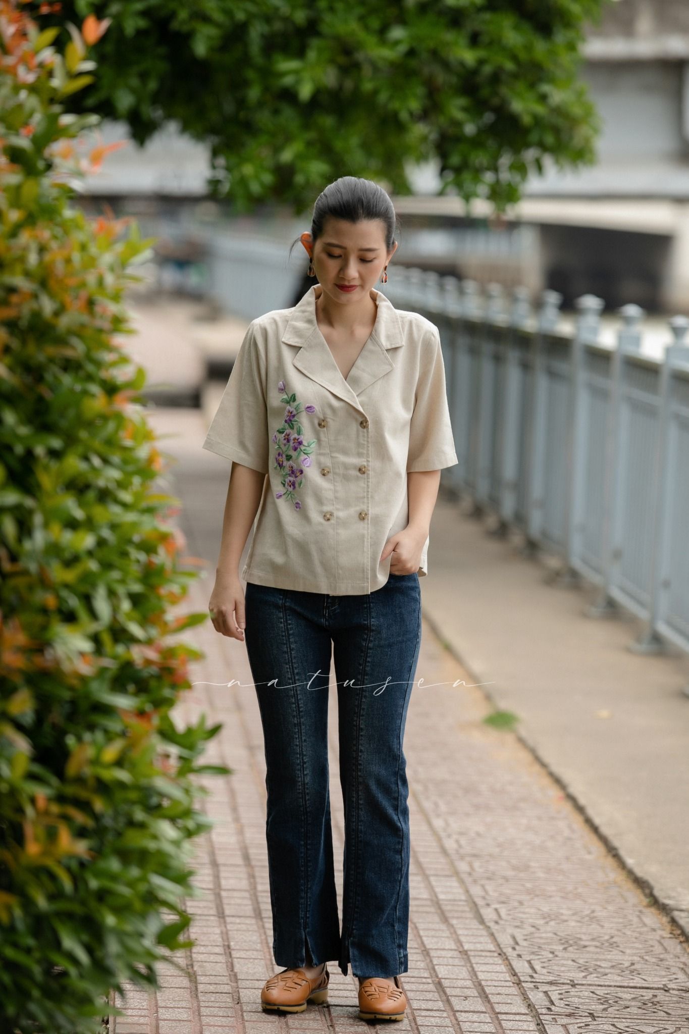  Áo vest Beige linen thêu tay Hoa Pansee 