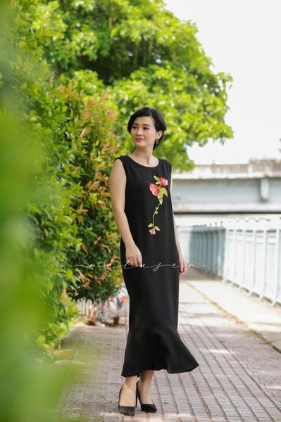  Đầm Ariel C đen thêu tay Sơn Trà hạnh ngộ 