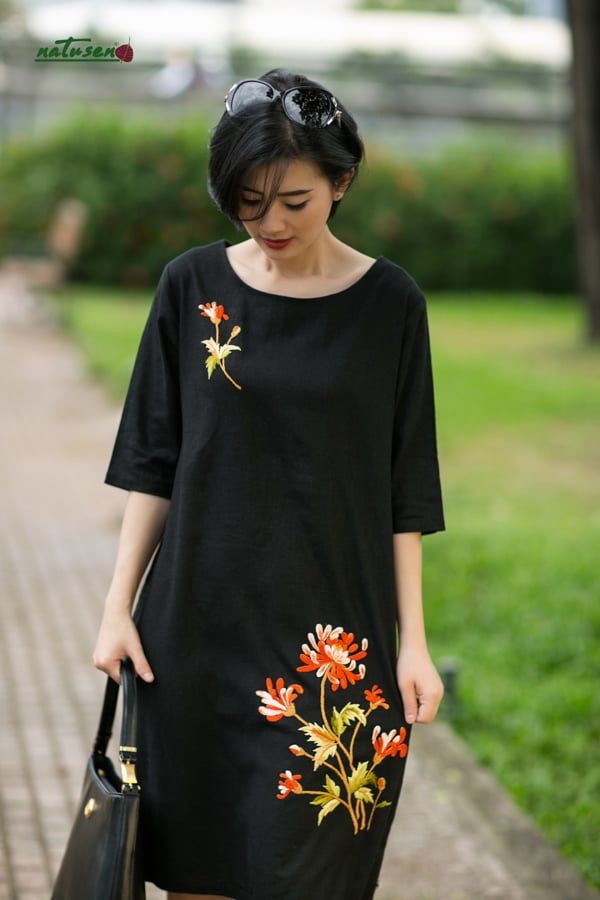  Đầm thêu tay Hoa Cúc Đại linen đen 