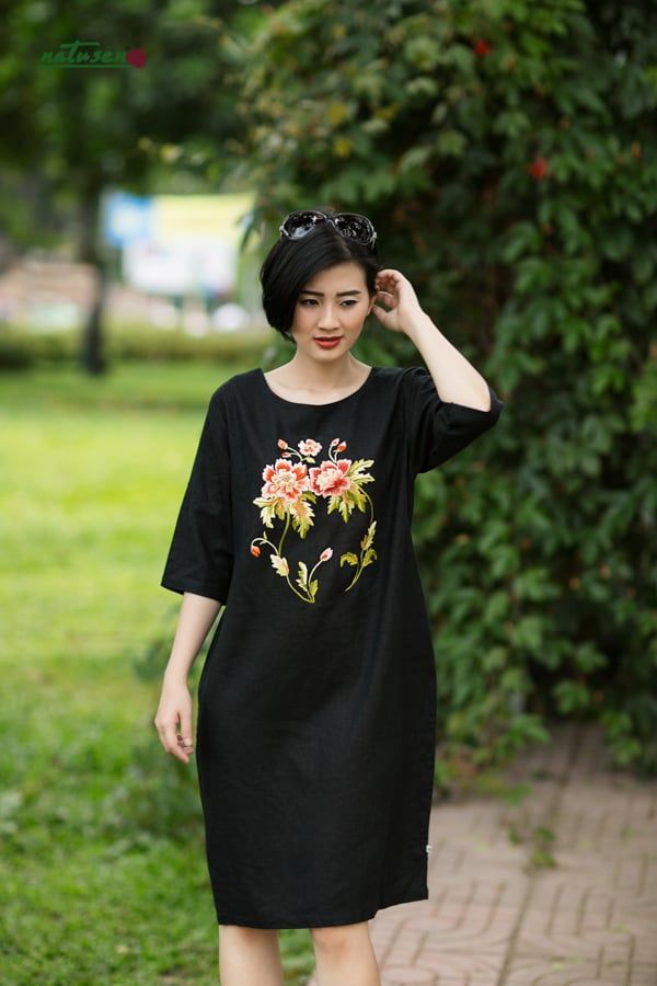  Đầm thêu tay Hoa mẫu đơn linen đen 