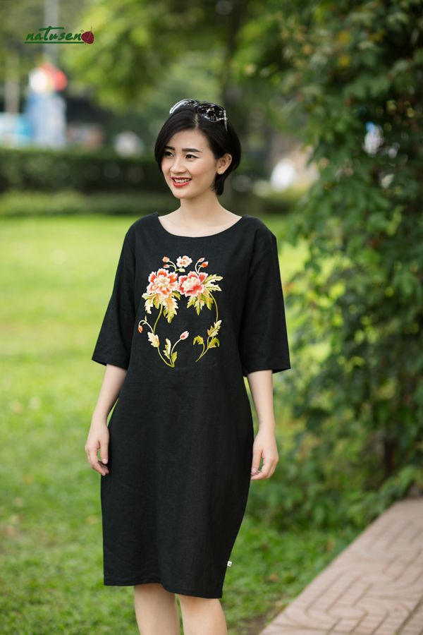  Đầm thêu tay Hoa mẫu đơn linen đen 