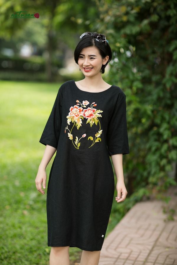  Đầm thêu tay Hoa mẫu đơn linen đen 