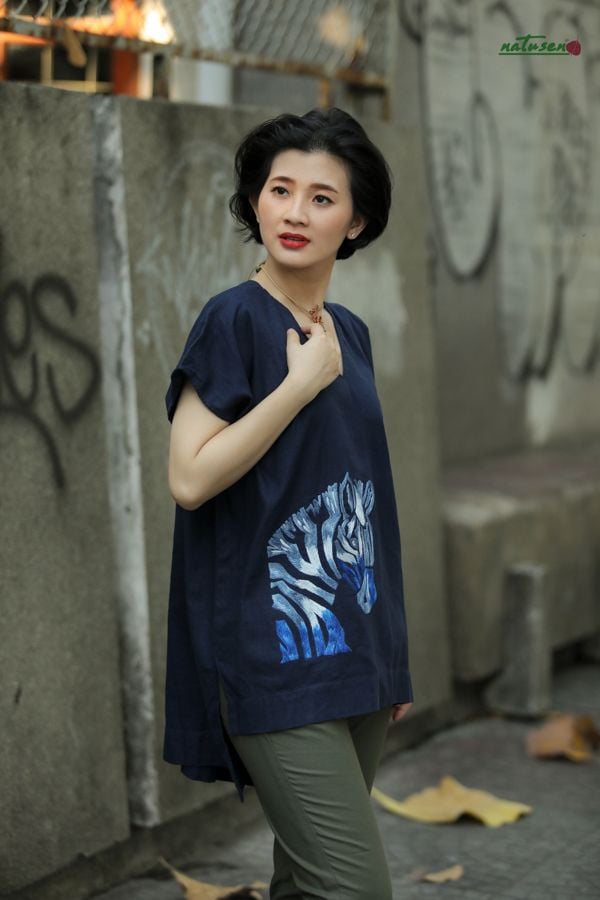  Áo linen thêu tay Zebra xanh navy suông tim 