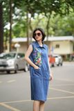  Đầm denim trụ thêu tay Thu Bình 