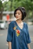  Đầm denim cổ tim thêu tay lá bàng 