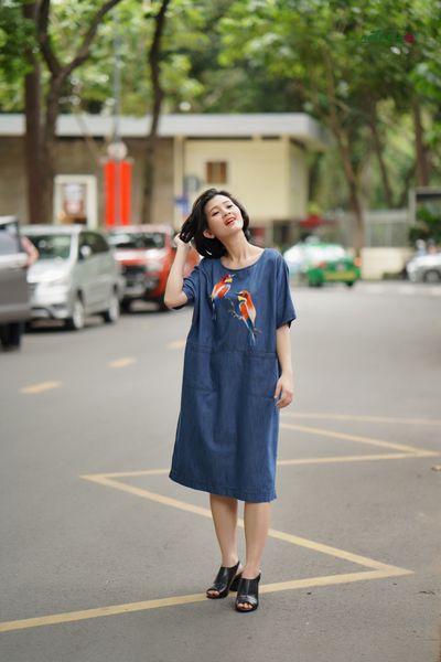  Đầm denim oversize thêu tay Đôi Sả 