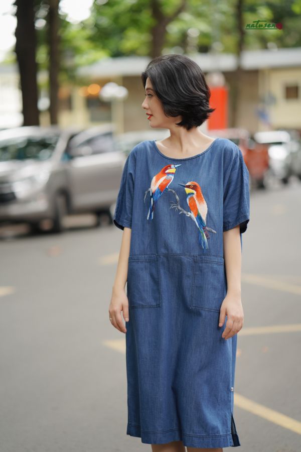  Đầm denim oversize thêu tay Đôi Sả 