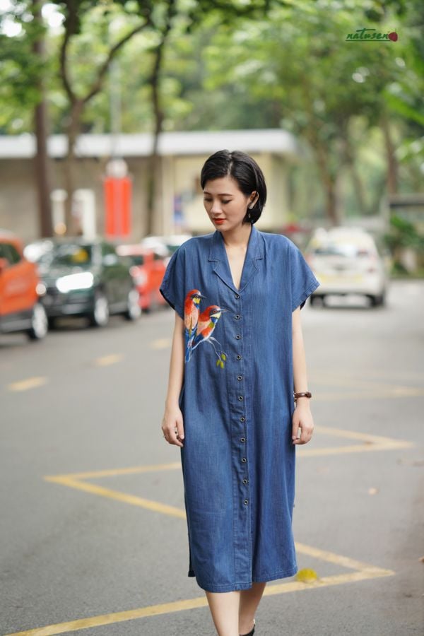  Đầm Bói cá Heart Loves denim cổ vest thêu thủ công 