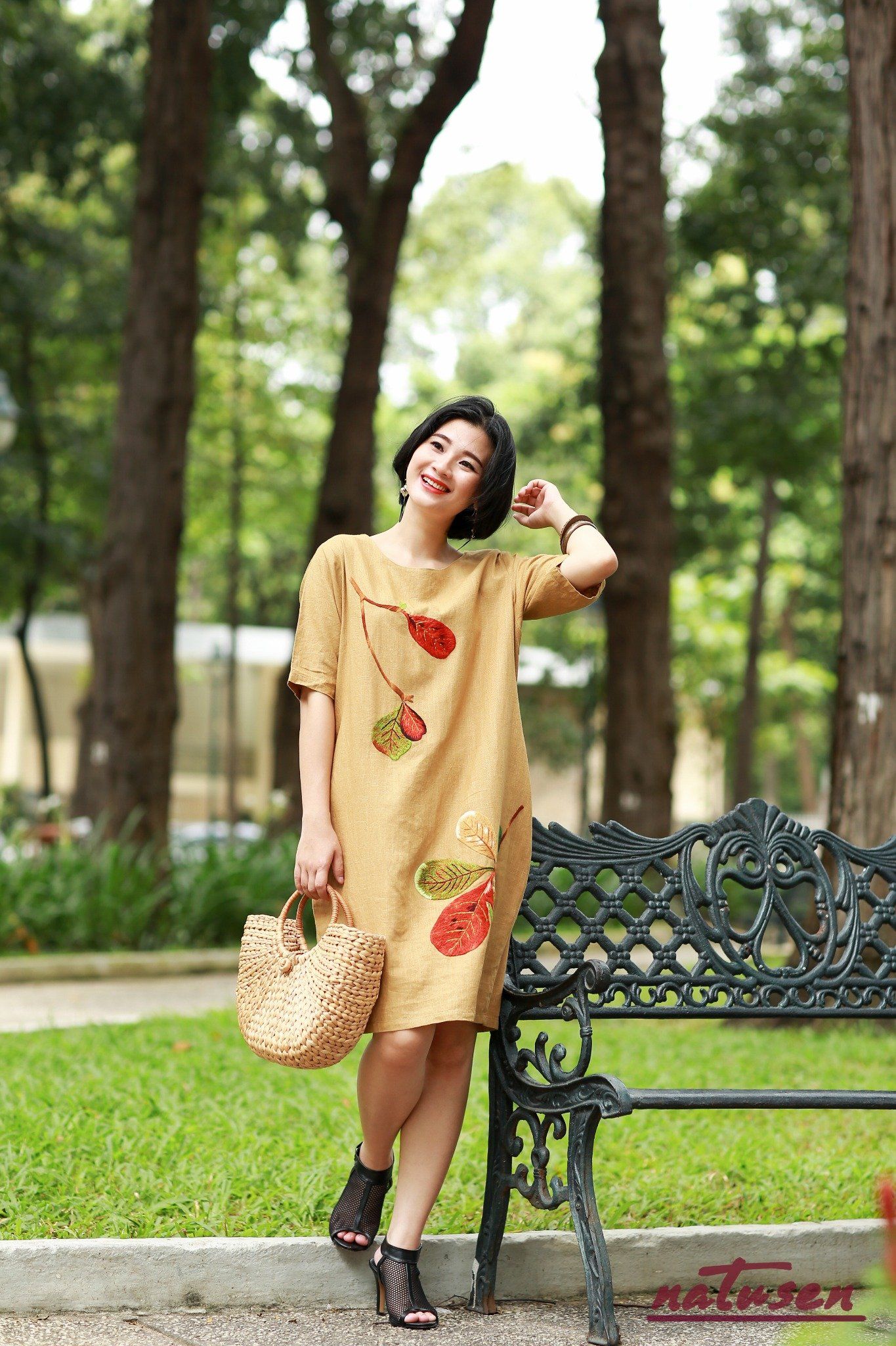  Đầm Mon linen vàng mustard thêu tay lá bàng 