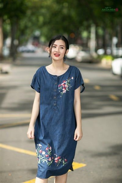  Đầm denim thêu Xuyến Chị hồng 