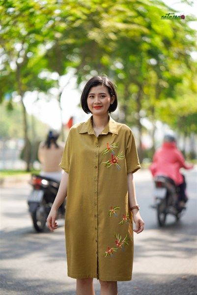  Đầm thêu tay Mai hạc vàng oliu chemise linen 