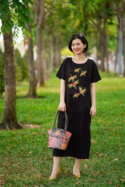  Đầm tiệc thêu tay Mai Hạc cổ thuyền tay con Đen LBD 