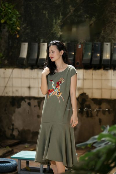  Đầm Oreno linen xanh rêu thêu tay Hạc Bách Hoa 