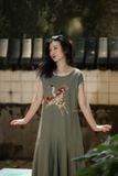  Đầm Oreno linen xanh rêu thêu tay Hạc Bách Hoa 
