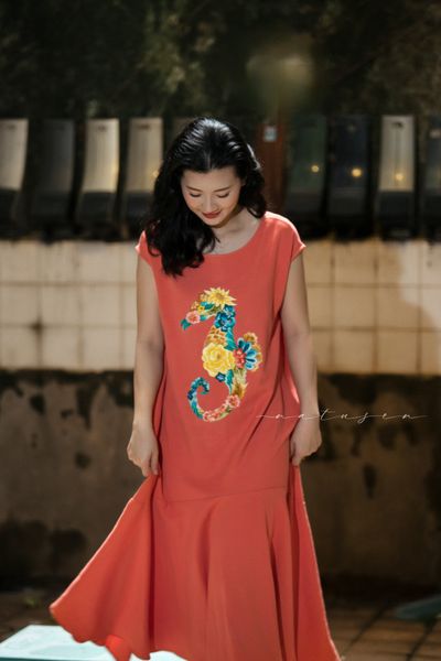  Đầm Oreno linen cam thêu tay Hải mã Queen 