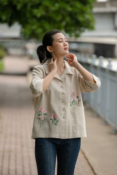  Áo Beige linen thêu tay hoa Pansee 