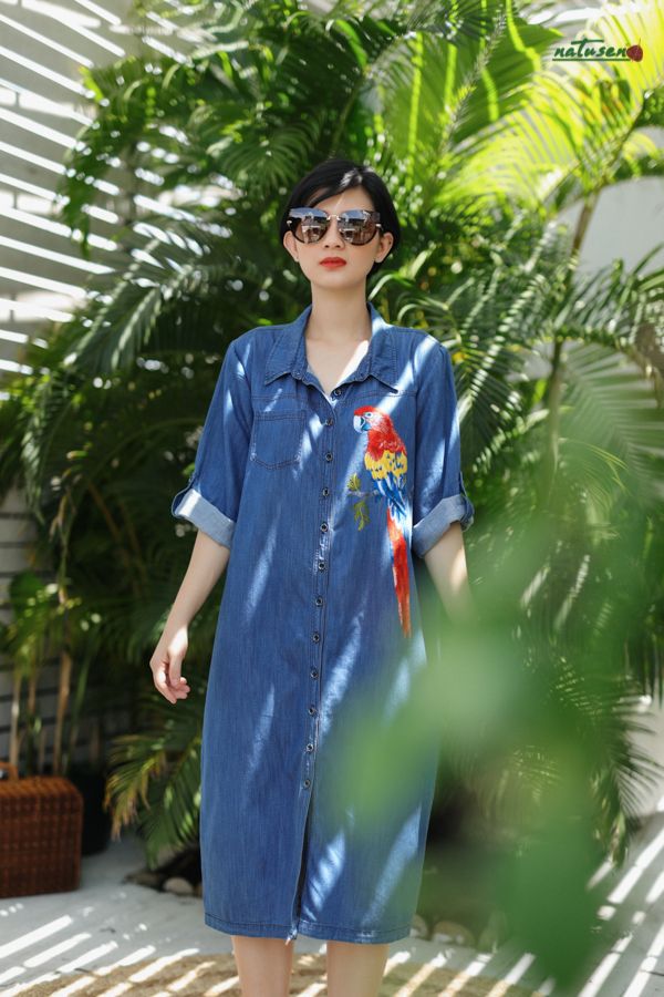  Đầm denim safari thêu tay Vẹt Scarlet 