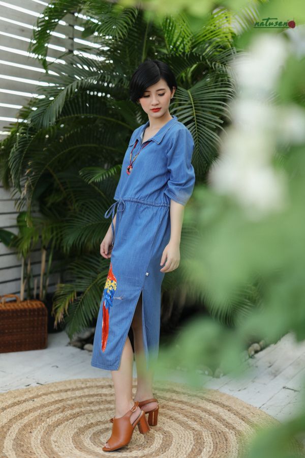  Đầm denim maxi chemise thêu tay Vẹt Scarlet 