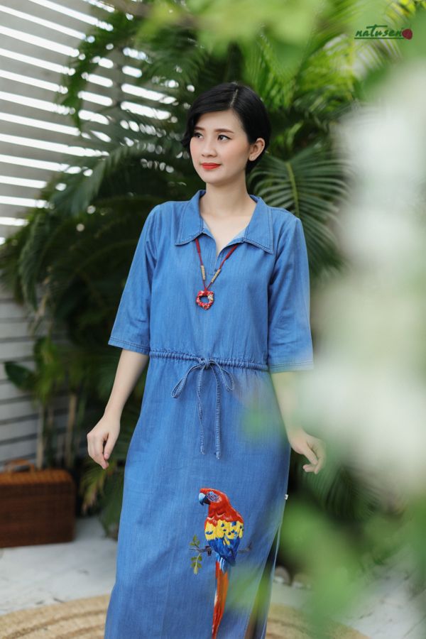  Đầm denim maxi chemise thêu tay Vẹt Scarlet 