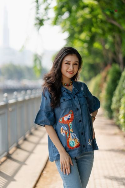  Áo thêu thủ công Mèo Hoa denim tay bèo 