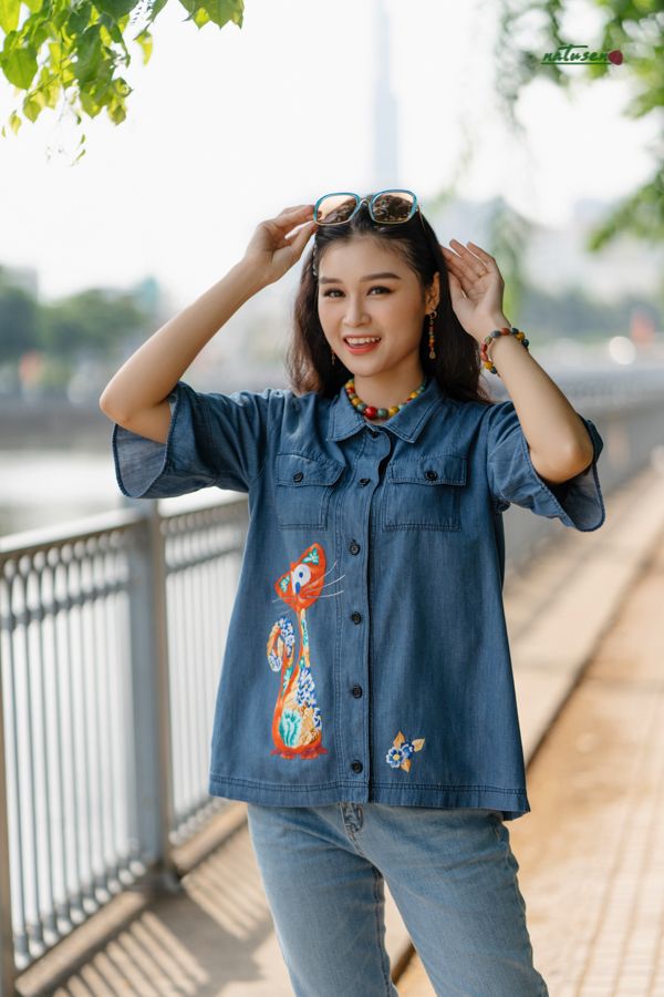  Áo thêu thủ công Mèo Hoa denim tay bèo 