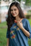  Đầm denim thêu tay Mai Hạc dáng bí lệch 