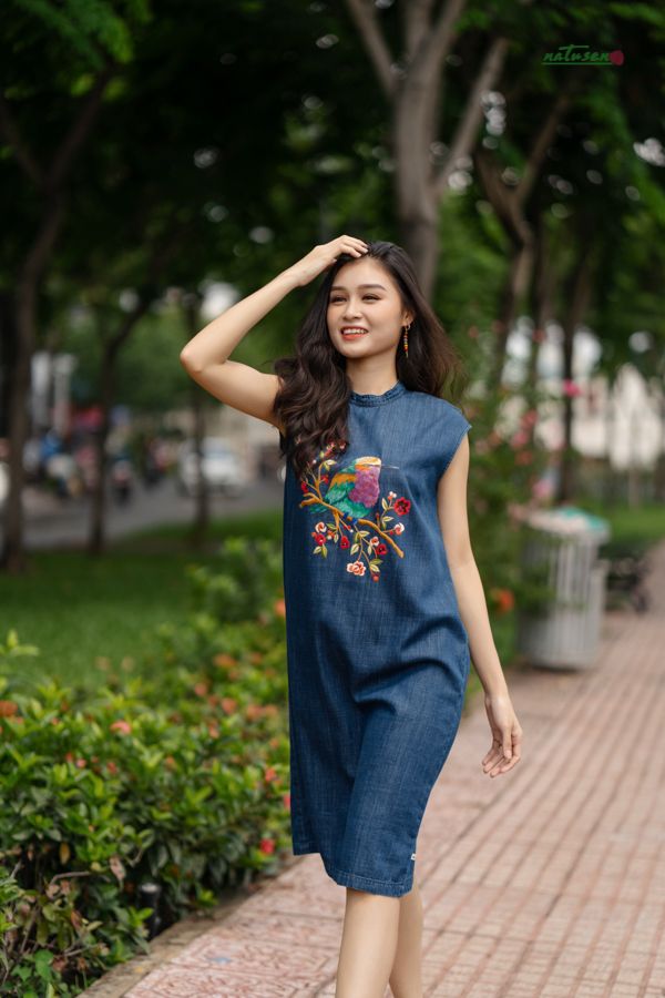  Đầm Pamela denim thêu tay Sẻ Hoa Hồng 