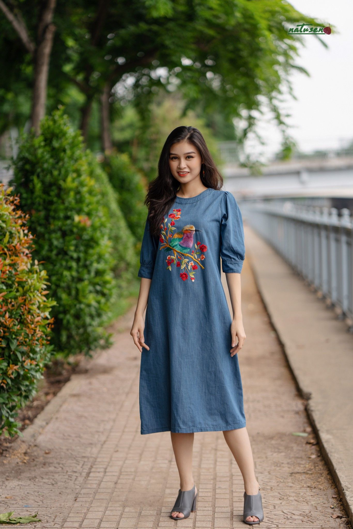  Đầm Sara denim thêu tay Sẻ Hoa Hồng 