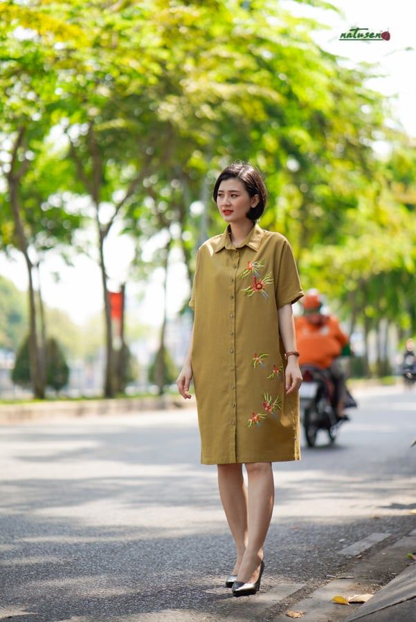  Đầm thêu tay Mai hạc vàng oliu chemise linen 