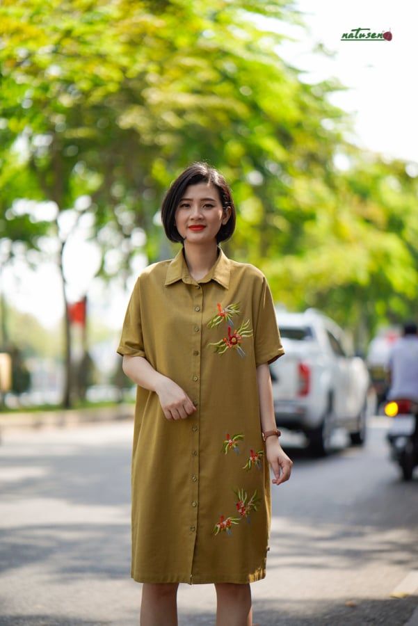  Đầm thêu tay Mai hạc vàng oliu chemise linen 