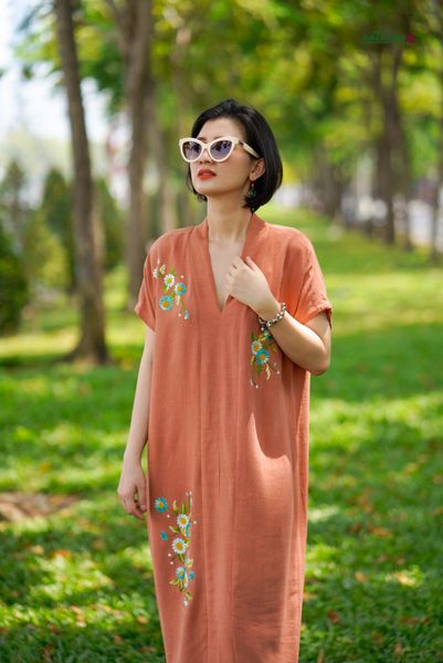  Đầm thêu tay Cúc tana cổ kimono màu Cam đất 