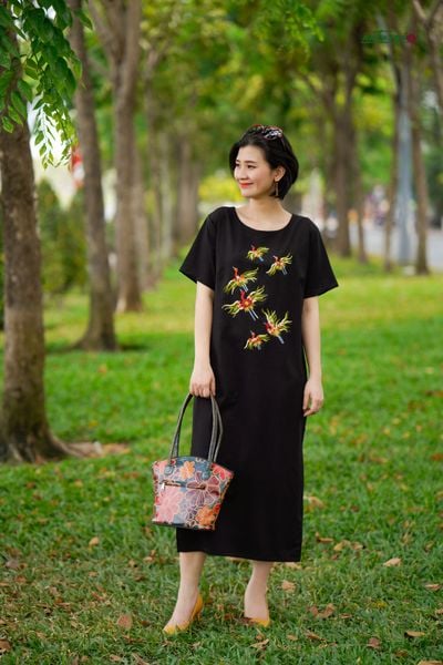  Đầm tiệc thêu tay Mai Hạc cổ thuyền tay con Đen LBD 