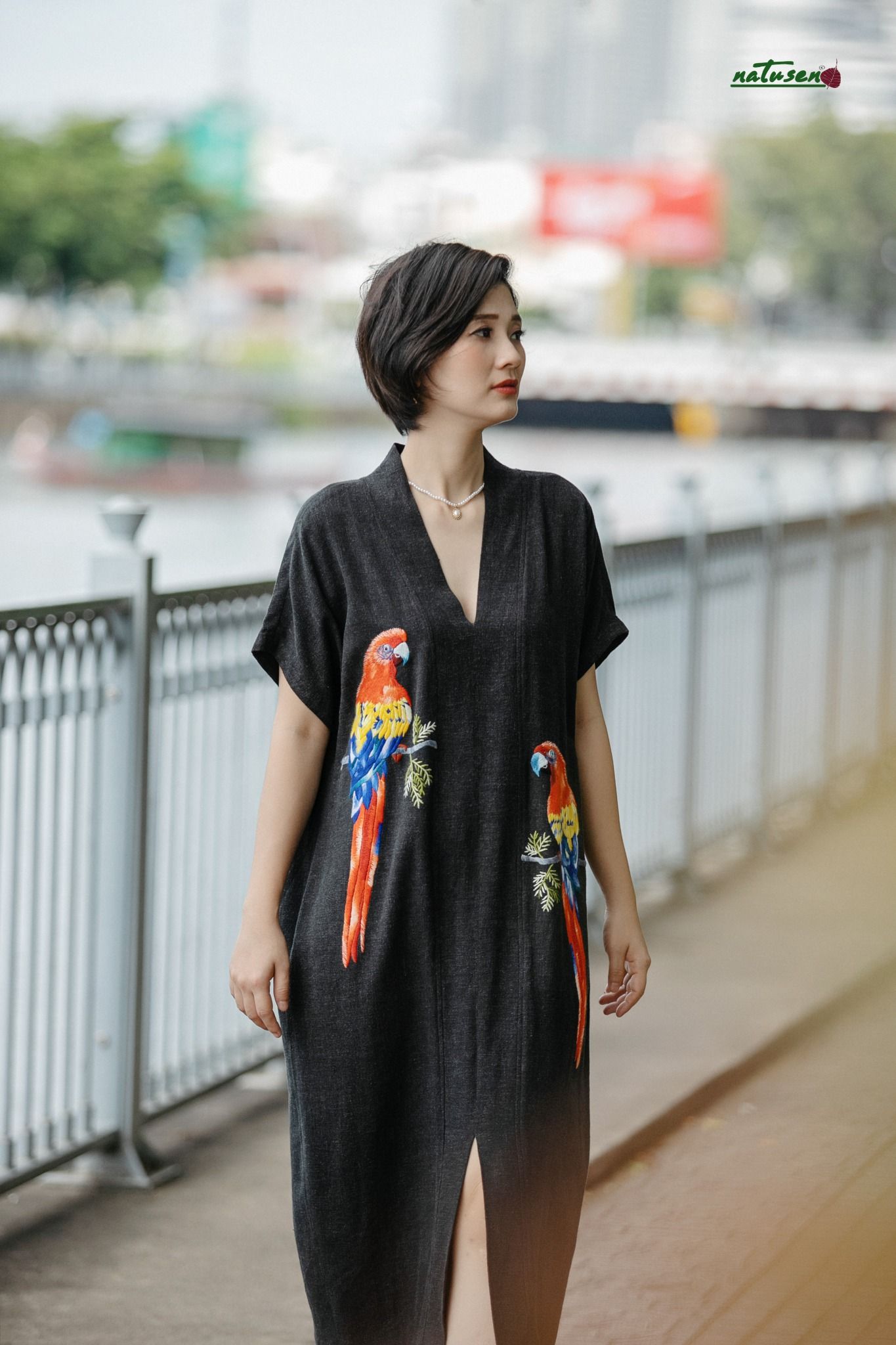  Đầm kimono thêu tay Vẹt Scarlet xám lông chuột 