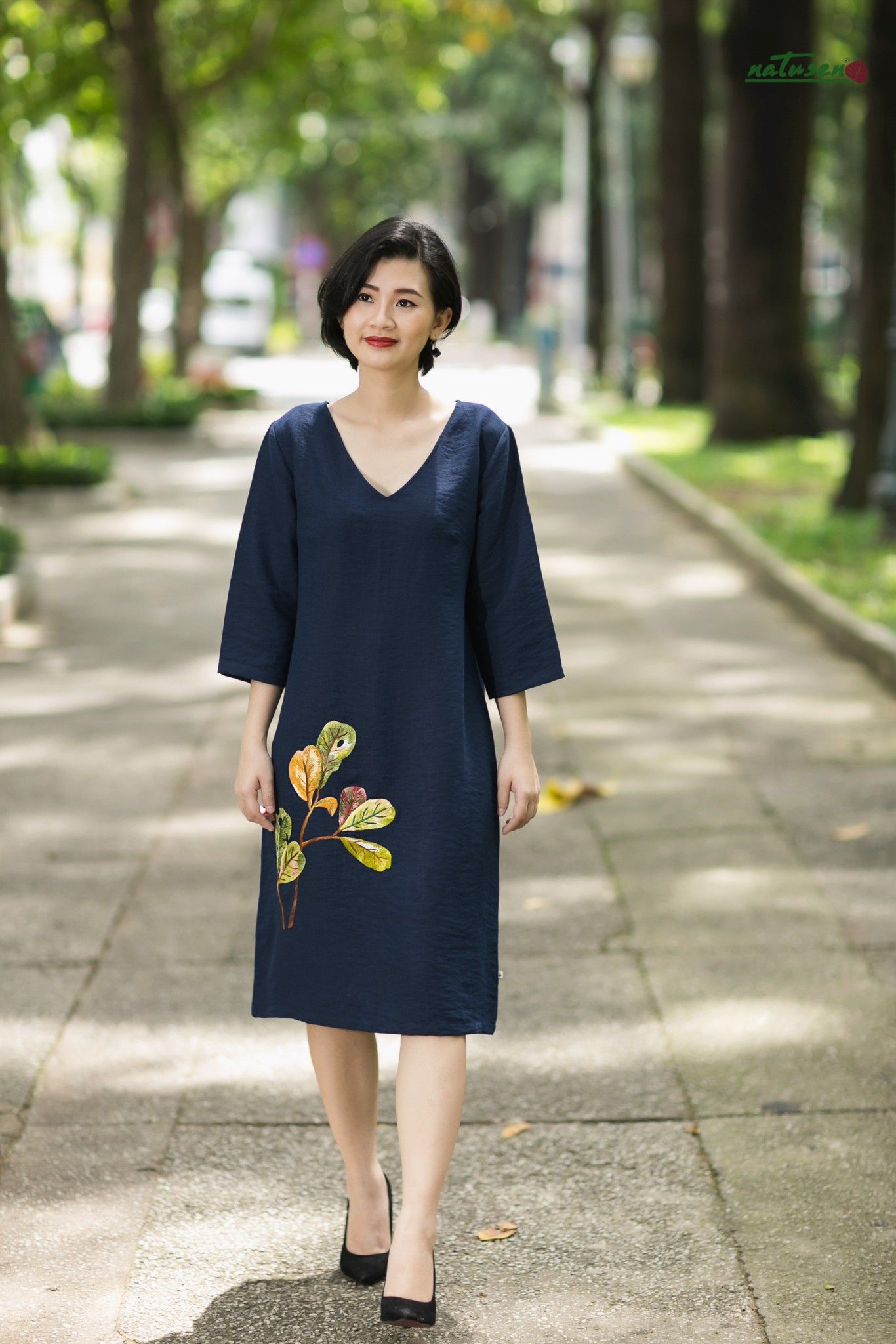  Đầm linen Xanh Navy thêu thủ công lá bàng 