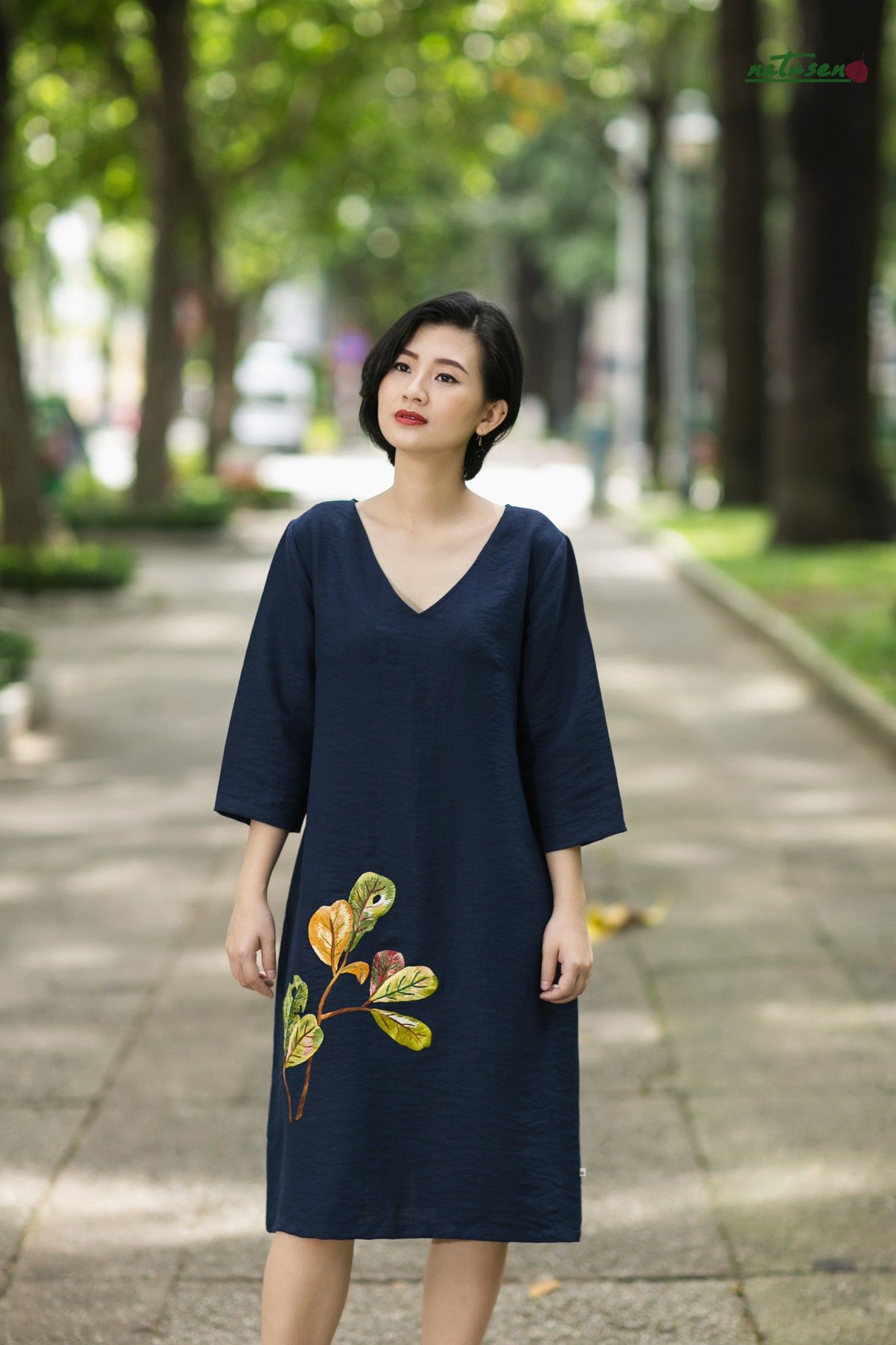  Đầm linen Xanh Navy thêu thủ công lá bàng 